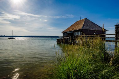 Köydeki gölün güzel manzarası.