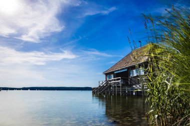 Köydeki gölün güzel manzarası.