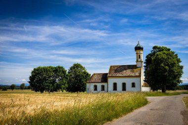vieja iglesia de madera en el campo