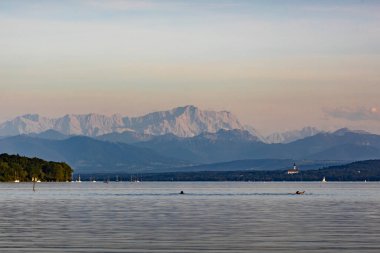 Dağlardaki güzel göl manzarası