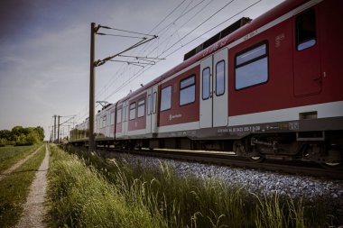 Şehrin, Almanya 'nın, Bavyera' nın, Münih 'in arka planında demiryolu ve demiryolu 