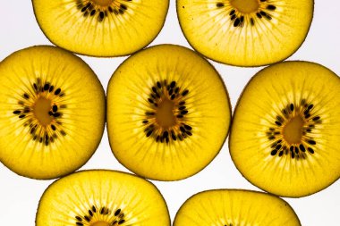 Beyaz arkaplanda dilimlenmiş kivi dilimleri