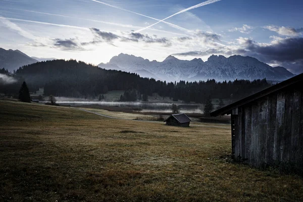Bir dağ köyü olan güzel bir manzara.