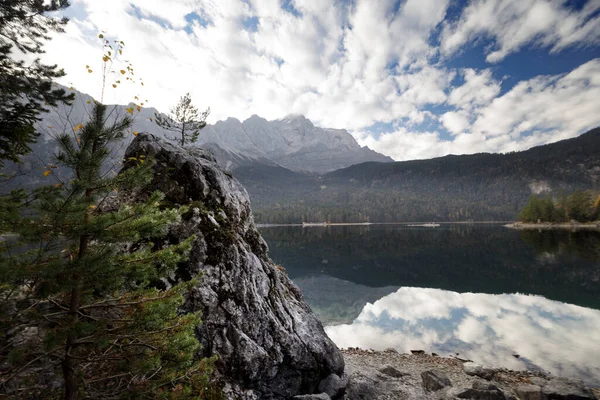 Göl ve dağlarla dolu güzel bir manzara.