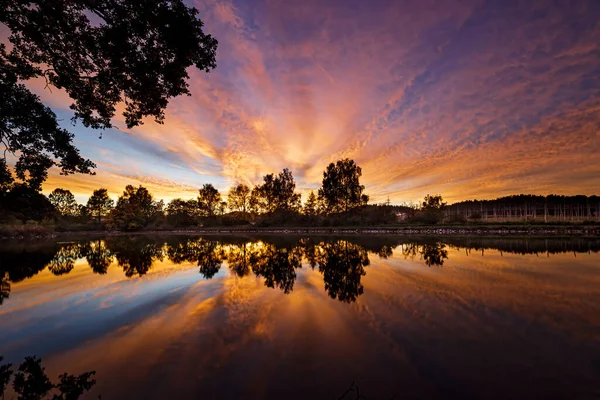 Belo Nascer Sol Sobre Lago Árvores Reflexões Céu — Fotografia de Stock