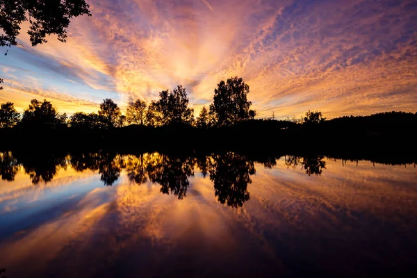 Красивый Закат Над Озером — стоковое фото
