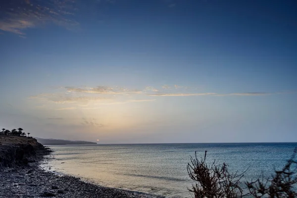 Denizin üzerinde güzel bir gün batımı