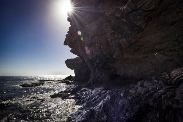 İsrail 'in kuzeyindeki Akdeniz adasının kayalık kıyıları.