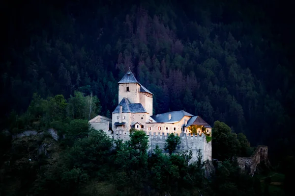 Görkemli ortaçağ mimarisinin manzarası