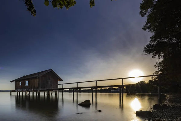 Gölün üzerinde güzel bir gün batımı