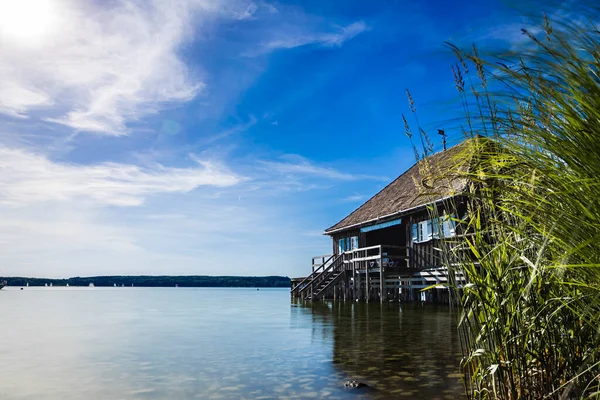 Köydeki gölün güzel manzarası.