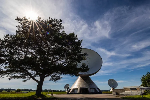 Antenleri ve yeşil otları olan uydu anteni