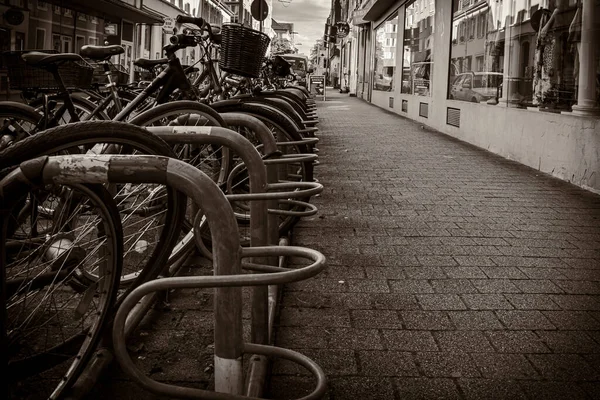 Bisikleti sokağa park ettim.