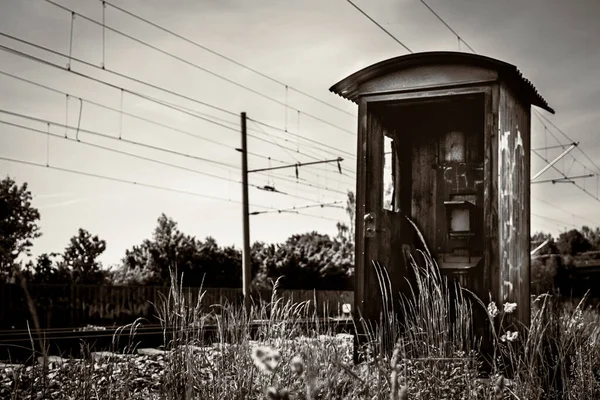 Ormanda terk edilmiş eski bir demiryolu kulübesi.