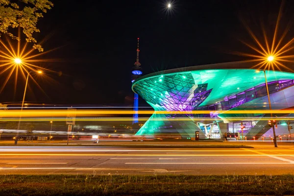 德国慕尼黑 巴伐利亚 Bmw的城市交通夜景 — 图库照片