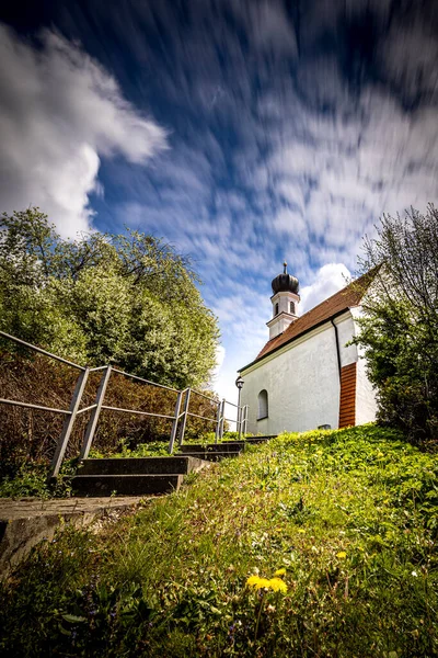 Dağlardaki eski ahşap kilise.