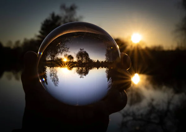 Açık göz merceğindeki güneşin silueti.