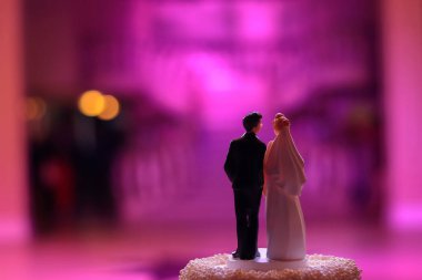 Kilisenin arka planında bir çift var.