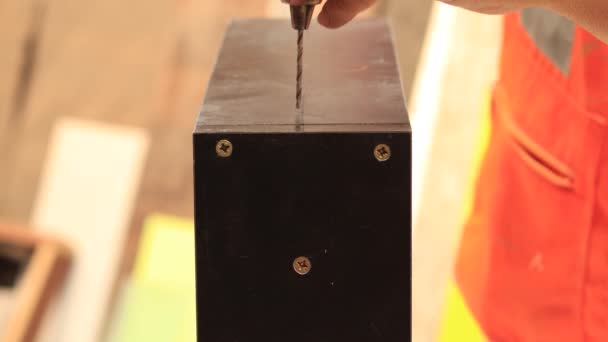 Perforatie Van Melamine Met Elektrische Boor Werkplaats — Stockvideo