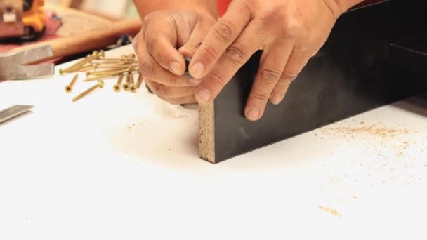Installation Des Pieds Table Mélamine Dans Atelier — Video