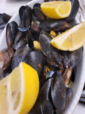 Lokantada deniz ürünleri ve romantik yemek. 