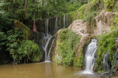 İspanya 'nın Katalonya eyaletinin Girona ilindeki Santa Pau kasabasında Can Batlle' nin doğal havuzu.