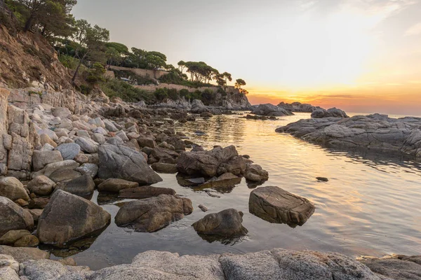 Girona 'daki Aro plajında güneşin doğuşunu bekleyen muhteşem bir yaz günü.