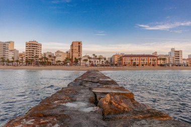 Vinaros 'taki Forti sahilinden güzel bir gün doğumu Castellon şehri denizden inceliyor..