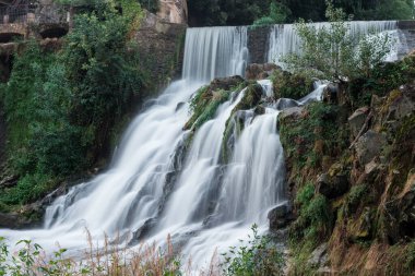Girona ilinin Sant Joan les Fonts köyünde güzel bir şelale..