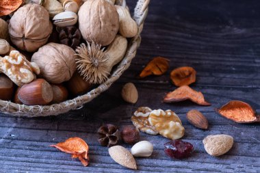 Ceviz, fındık, fıstık, omega 3 ve vitamin açısından zengin fındık sepeti.