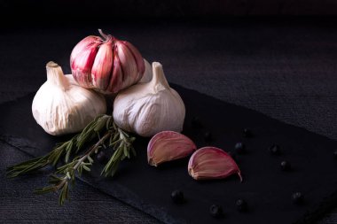 Tıbbi özellikleri sayesinde sağlığa yararlı olan sarımsak başları (Allium sativum)