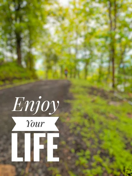 Qoutes Motivacionales Enjoy Your Life Con Fondo Calles Árboles Verdes — Foto de Stock