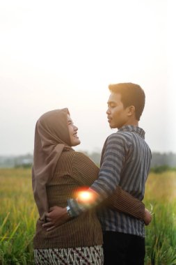 Pirinç Tarlasında Geleneksel Cava Giysileri Giyen Mutlu ve Neşeli İfadesiyle Endonezyalı veya Asyalı Çift Düğün Öncesi