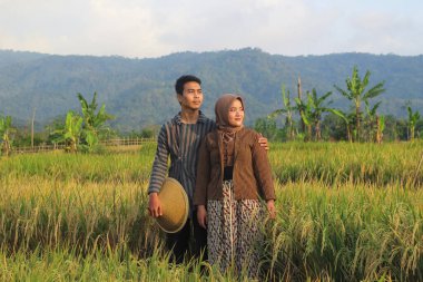 Pirinç Tarlasında Geleneksel Cava Giysileri Giyen Mutlu ve Neşeli İfadesiyle Endonezyalı veya Asyalı Çift Düğün Öncesi