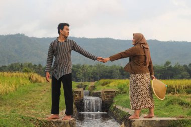 Endonezyalı ya da Asyalı Düğün Öncesi Çiftler Cava Geleneksel Giysileri Giyiyor Pirinç Tarlalarında Mutlu İfadelerle El ele tutuşuyorlar