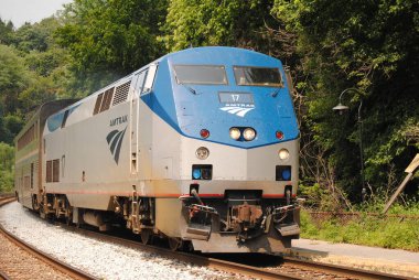 Batı Virginia 'daki Harper Feribot İstasyonu' ndan geçen bir Amtrak treninin fotoğrafı.. 