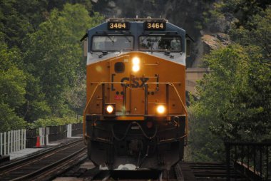 Batı Virginia 'daki Harper Feribot Tren İstasyonu' ndan geçen bir CSX treninin fotoğrafı.. 