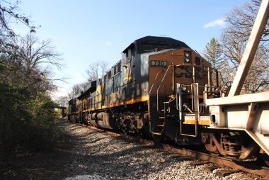 Bir CSX çöp treni Gaithersburg MD 'deki Washington Grove Tren İstasyonu' ndan geçiyor..