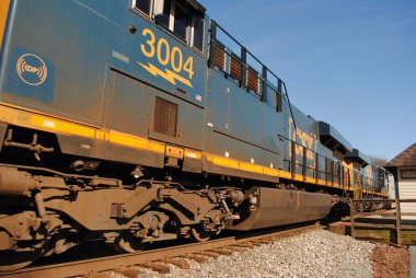Bir CSX çöp treni Gaithersburg MD 'deki Washington Grove Tren İstasyonu' ndan geçiyor..