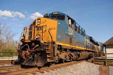 Bir CSX çöp treni Gaithersburg MD 'deki Washington Grove Tren İstasyonu' ndan geçiyor..