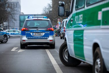 Berlin, Almanya - 03 Mart 2023: Alman polis arabaları bir sokakta gösteri sırasında ayakta duruyor. Polis Almanca 