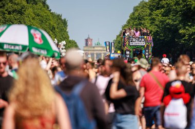 Berlin, Berlin / Almanya - Temmuz 08.2023: Berlin 'deki Gezegen Yürüyüşü. Rave the Planet bir elektronik dans müzik festivali ve teknogeçit..