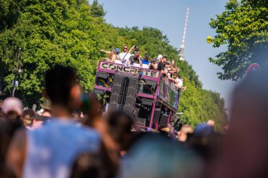 Berlin, Berlin / Almanya - Temmuz 08.2023: Berlin 'deki Gezegen Yürüyüşü. Rave the Planet bir elektronik dans müzik festivali ve teknogeçit..