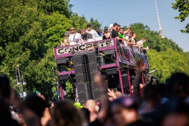 Berlin, Berlin / Almanya - Temmuz 08.2023: Berlin 'deki Gezegen Yürüyüşü. Rave the Planet bir elektronik dans müzik festivali ve teknogeçit..