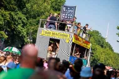 Berlin, Berlin / Almanya - Temmuz 08.2023: Berlin 'deki Gezegen Yürüyüşü. Rave the Planet bir elektronik dans müzik festivali ve teknogeçit..