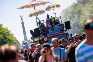 Berlin, Berlin / Almanya - Temmuz 08.2023: Berlin 'deki Gezegen Yürüyüşü. Rave the Planet bir elektronik dans müzik festivali ve teknogeçit..