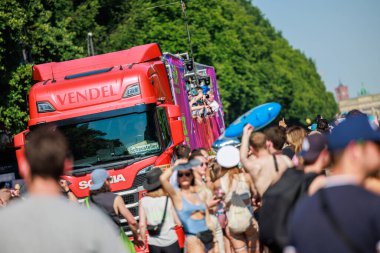 Berlin, Berlin / Almanya - Temmuz 08.2023: Berlin 'deki Gezegen Yürüyüşü. Rave the Planet bir elektronik dans müzik festivali ve teknogeçit..