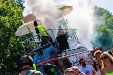 Berlin, Berlin / Almanya - Temmuz 08.2023: Berlin 'deki Gezegen Yürüyüşü. Rave the Planet bir elektronik dans müzik festivali ve teknogeçit..