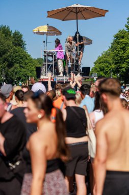 Berlin, Berlin / Almanya - Temmuz 08.2023: Berlin 'deki Gezegen Yürüyüşü. Rave the Planet bir elektronik dans müzik festivali ve teknogeçit..