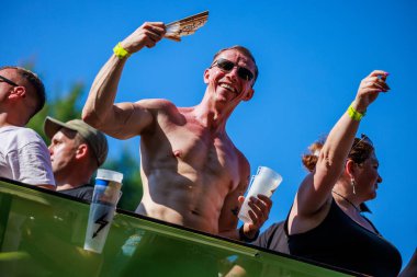 Berlin, Berlin / Almanya - Temmuz 08.2023: Berlin 'deki Gezegen Yürüyüşü. Rave the Planet bir elektronik dans müzik festivali ve teknogeçit..